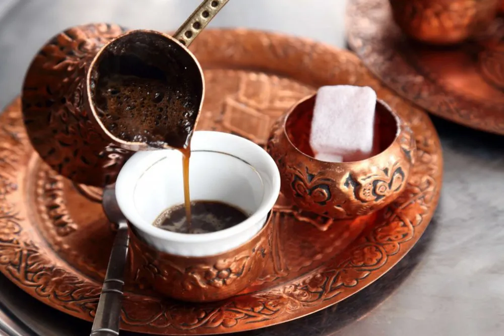 Café turco: preparado em pó fino, fervido com água e especiarias.