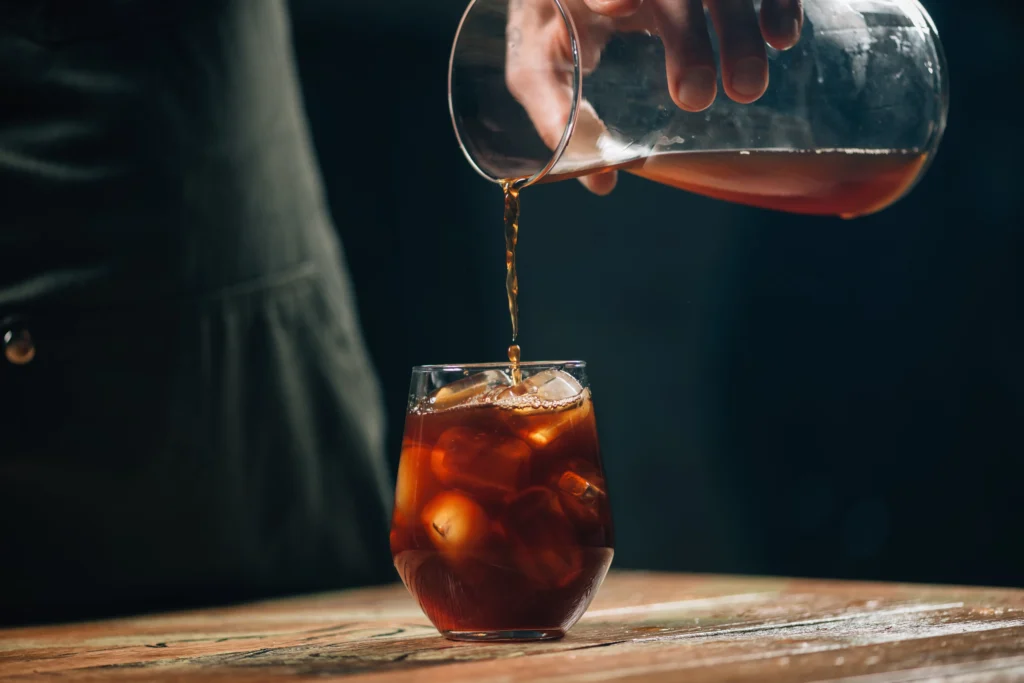 Cold brew (EUA): extração a frio, resultando em uma bebida suave e refrescante.