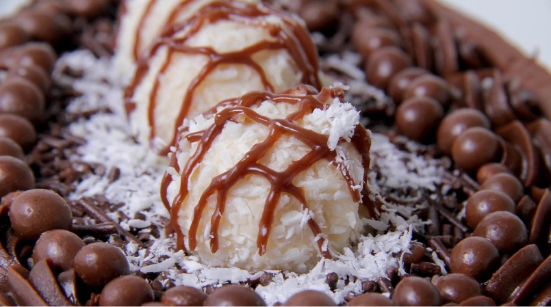 Ovo de Colher Caseiro: Delícia de Chocolate com Recheio Cremoso