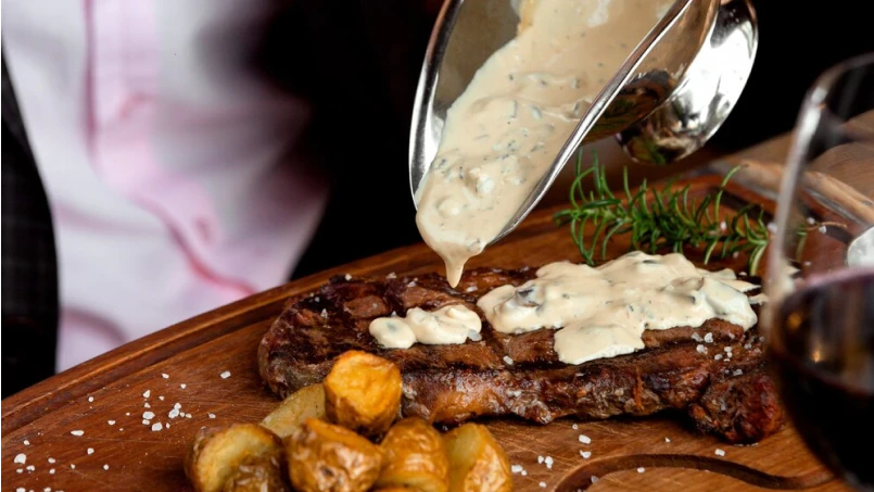 Alcatra com Molho de Gorgonzola: Sabor e Sofisticação em Cada Mordida