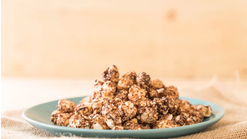 Pipoca doce caramelada crocante, fácil e rápida! Receita perfeita para festas, lanches e momentos especiais em casa.