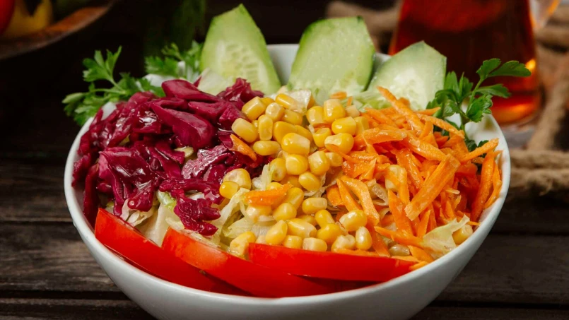 Salada Colorida com Molho Caseiro: Receita Refrescante