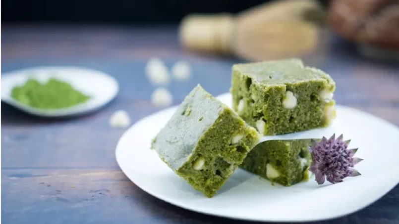 Bolo de Matcha com Gotas de Chocolate Branco