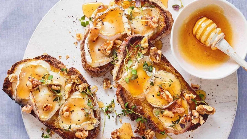 Bruschetta de Queijo de Cabra com Mel e Nozes