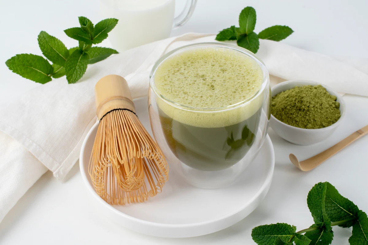 A Ascensão do Matcha: Como o Pó Verde Conquistou Cafeterias e Corações