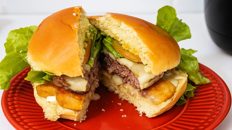 Hambúrguer de Carne Bovina com Queijo e Nuggets – Receita Fácil e Deliciosa