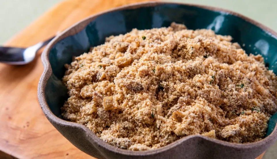 Farofa Simples com Cebola e Alho: Acompanhamento Rápido e Saboroso
